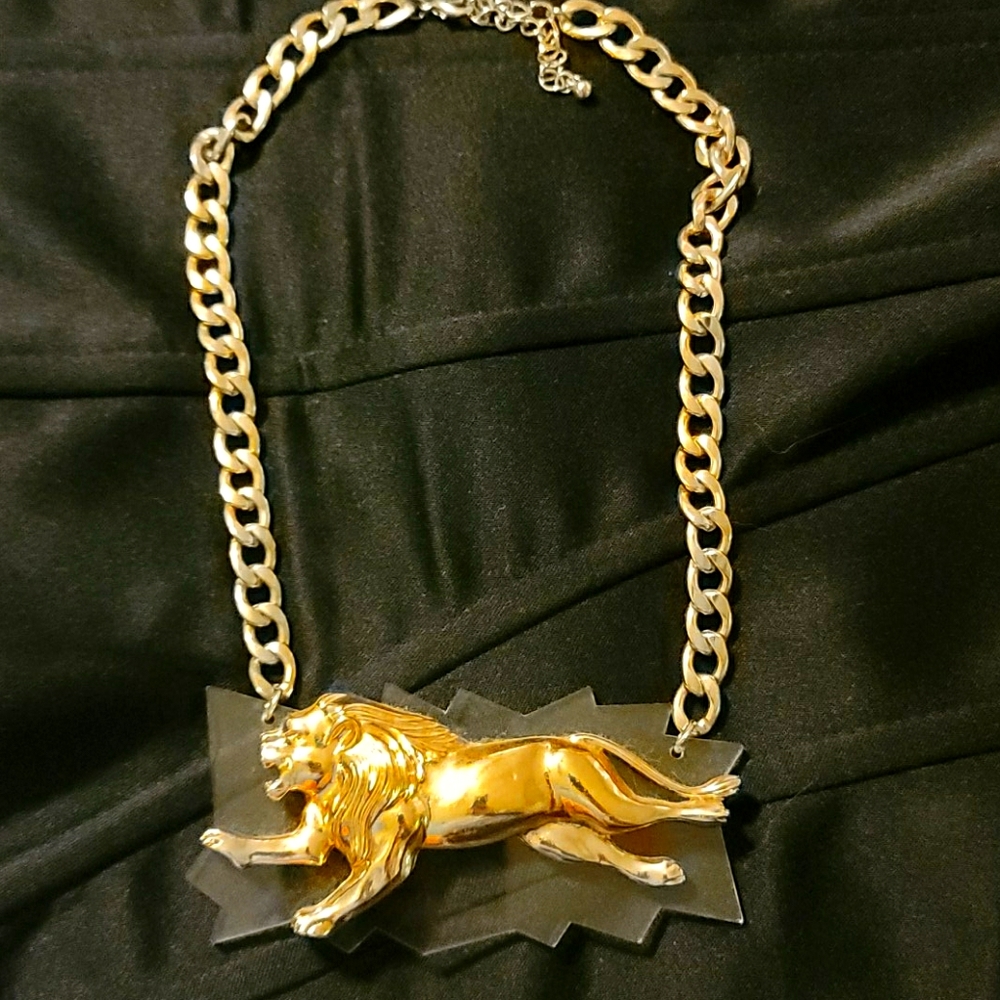 FUN Lion Emblem w/Clear Back & Gold Chain